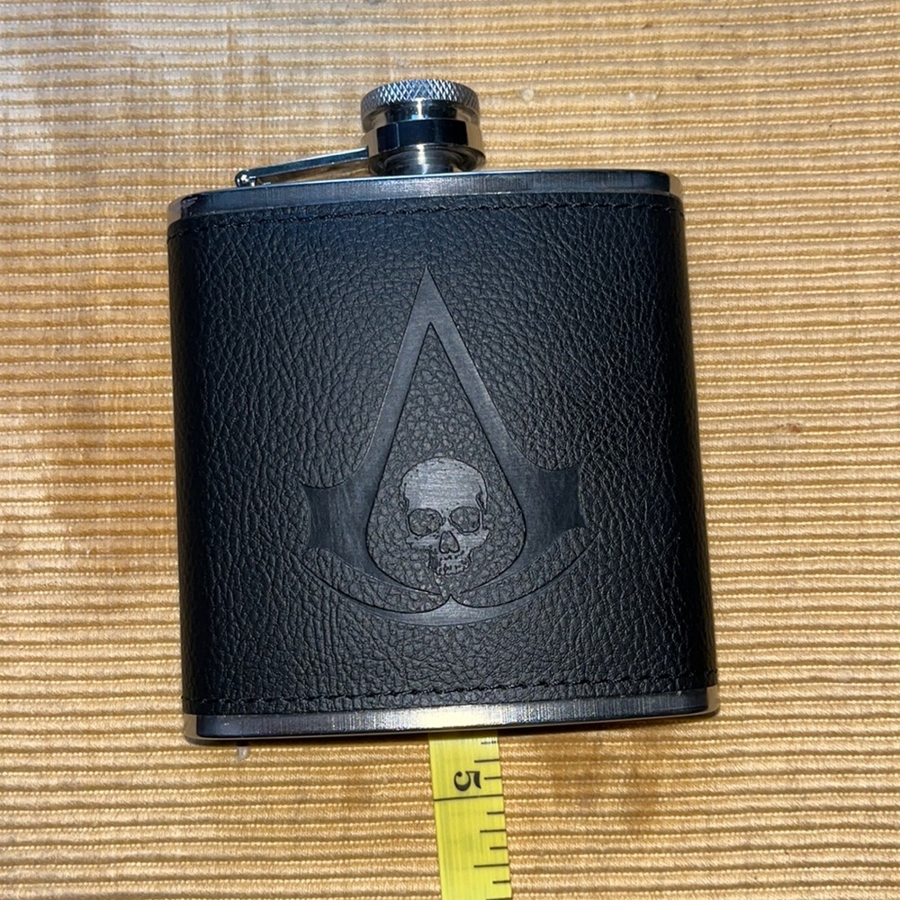 LOOT CRATE ASSASSINS CREED FLASK/black